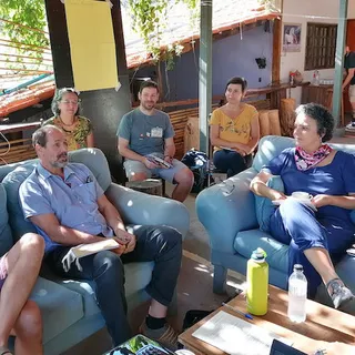 Diálago entre membros da equipe Regenera, Coordenadora do Programa Sinbiose (Marisa Mamede) e membros do IBAMA na Oficina de fechamento do projeto Regenera. Abril de 2023, Pousada Bem Ecológico, Planaltina-DF.