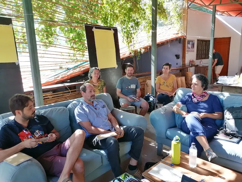 Diálago entre membros da equipe Regenera, Coordenadora do Programa Sinbiose (Marisa Mamede) e membros do IBAMA na Oficina de fechamento do projeto Regenera. Abril de 2023, Pousada Bem Ecológico, Planaltina-DF.